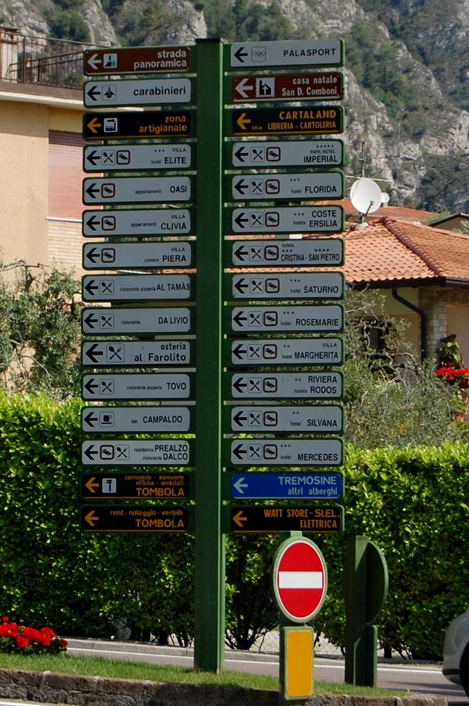 Looks like it's all happening to the left - no wonder the traffic backs up trying to read these signs