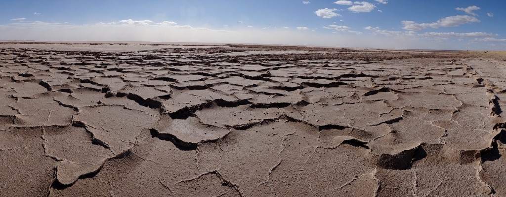 The broken crust on the chott