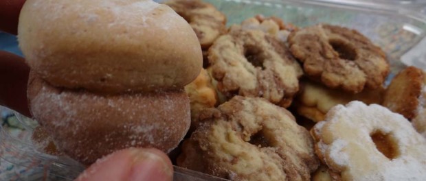 The shop owner upsold us to a few of the double donut things, but the Jammy Dodger jobbies are better, moist.