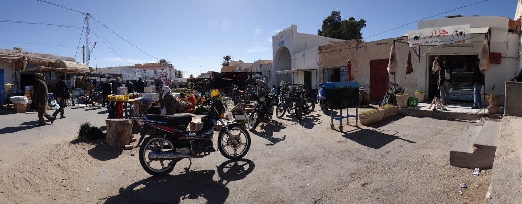 The start of the souk. Anne-Marie's camel shopping to the far right. She's already eaten it, said it was OK, so it must be OK, as she is French and therefore knows food.