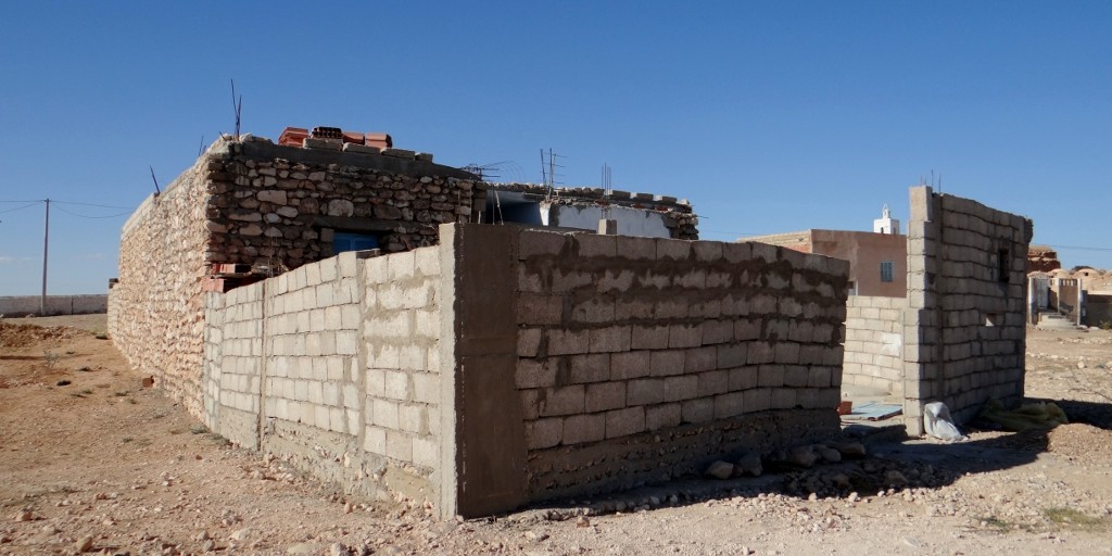 Now I'm no brickie, but I suspect even I could manage something straighter than that!