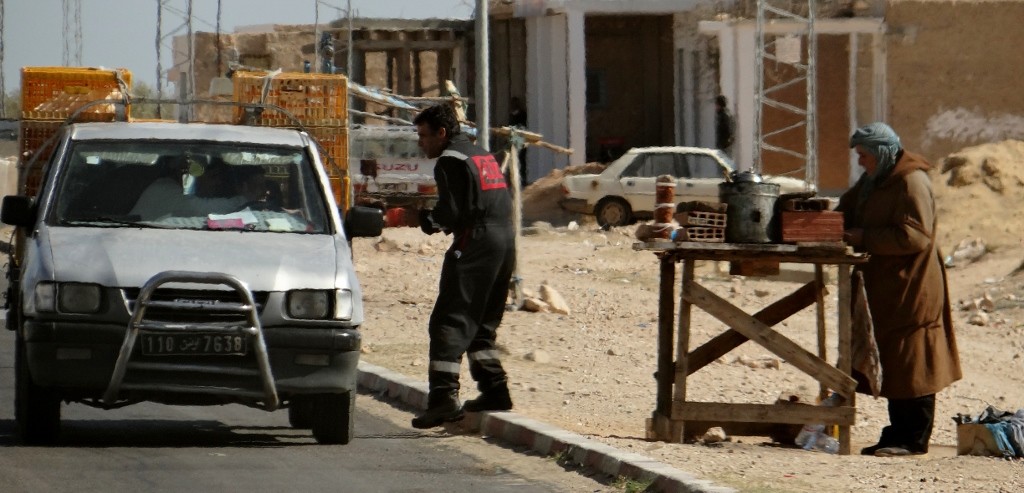 Starbucks will never catch on here with these roadside tea sellers on the scene