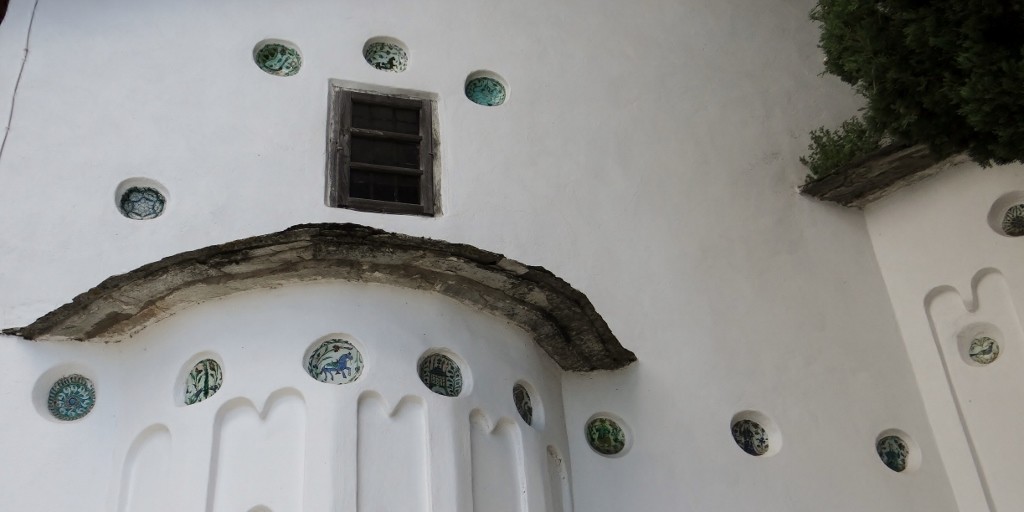 We ate lunch in front of a church that seems to use dinner plates for decoration!