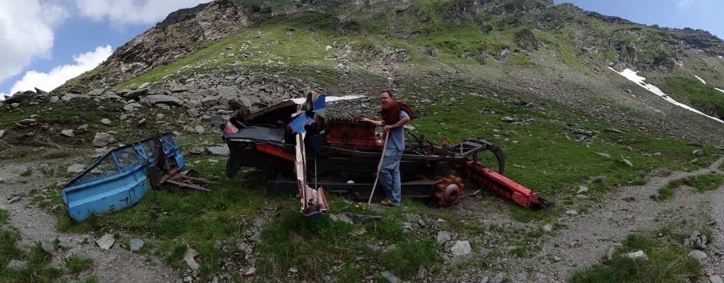 Abandoned by Balea Lake and looted for any valuable parts this poor piste basher has seen better days.