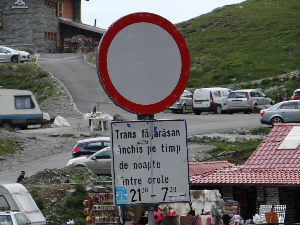 The pass is closed from 9pm til 7am, so we should be in for a quiet night.