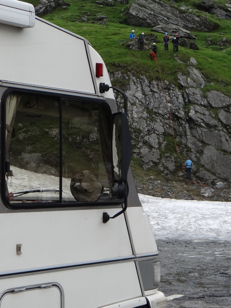 As the crowds thin, we get to watch abseiling from Dave's windscreen.