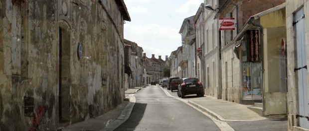 Elbows in folks, it's another narrow one!