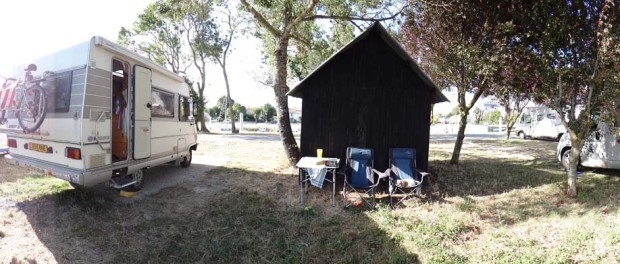 Dave's new spot in Mortagne-sur-Gironde. We shuffled over here after Julie and Neil left this morning, not until Julie had given me an brand new jar of Branston Pickle, what an angel!
