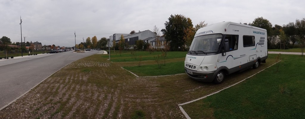 New aire at Auffay. Very nice it is too, although we're a frog's leap from the train tracks so noise levels yet to be assessed.