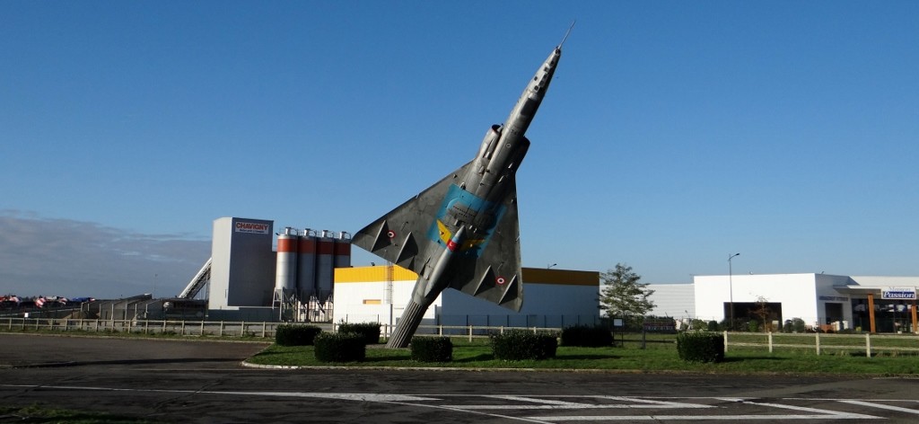 As explained by Baz, an aircraft taking off tells us we're at the right place!