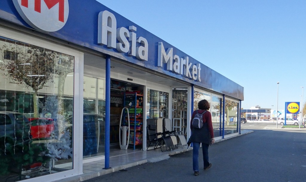 What's this? Ju walking PAST a Chinese shop? Never fear, we looked around it on the way into town.