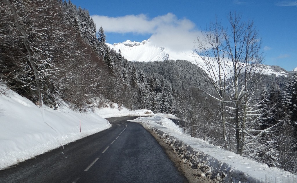 The resort's roads were all ploughed but untreated. Just at the end of the resort they're gritted though, and were almost completely clear.