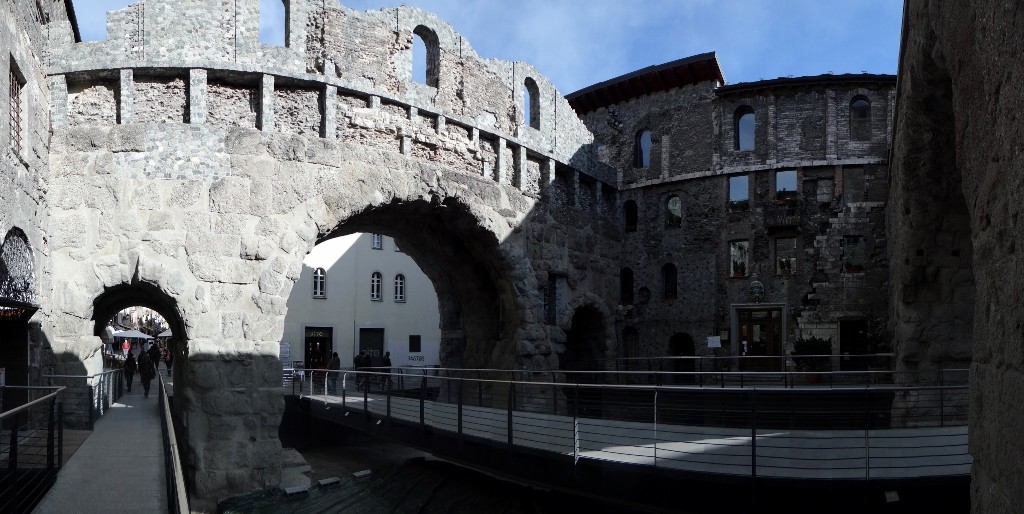 Porta Pretoria was once the edge of the town, now it houses a restaurant and tourist office.