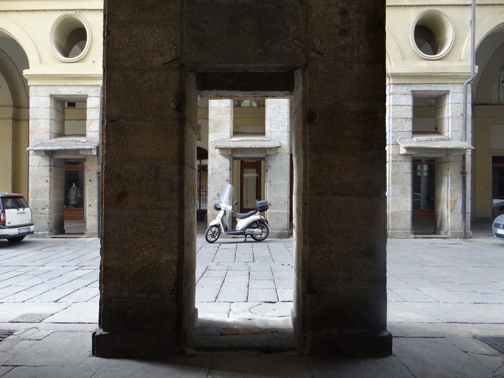 The shop's inside a column like this!