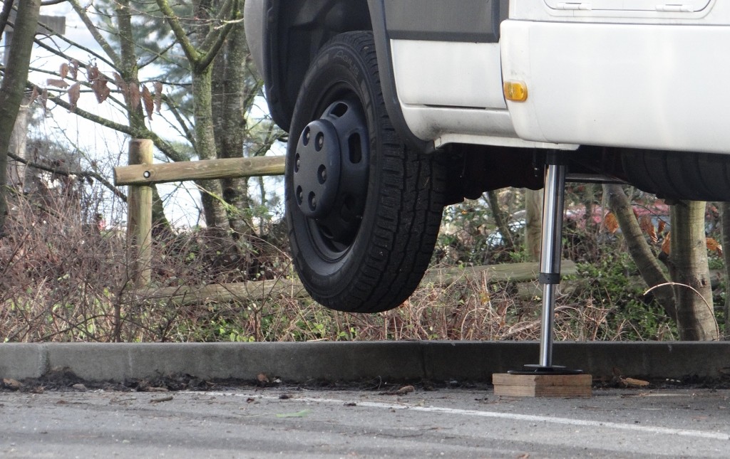 Swiss van ahead of us has hydraulic self-levellers. As you can see, the aire in Annecy is on a slight slope.