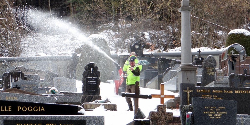 I love that it's a priority to clear the snow in the graveyard while the pavements are thick with it.