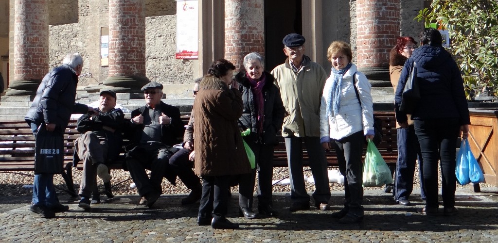 Parliament! This one weirdly has ladies in it. And they've spotted me. 