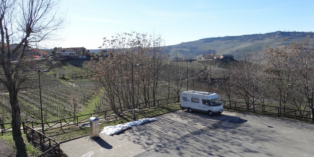 Zagan's deadly quiet sleeping spot in Castiglione Falletto, a 5 min uphill cobbled stumble into the village centre