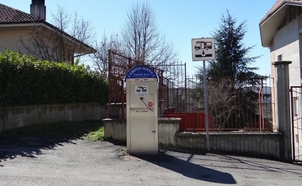 The service point at Grinzane Cavour. No water in winter, and has an ingenious grey water pipe rather than an underground grate.