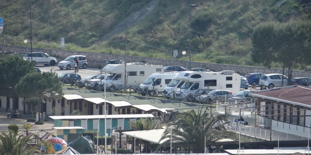 Motorhomes! Our eyeballs are attuned to spying out freebagging domers from a country mile. We spotted these from Numana, the town next to Sirolo, and decamped here