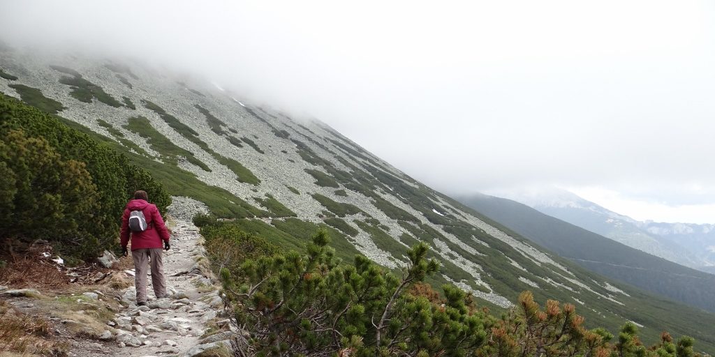 Trails across the Tatras from Skalnaté pleso