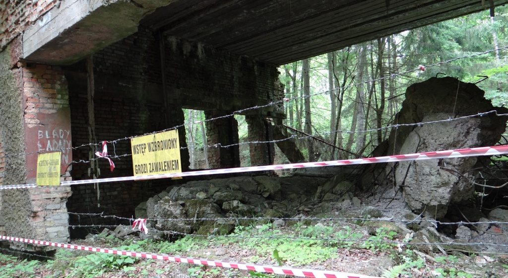 Barbed wire where they REALLY don't want you going in