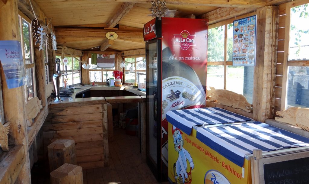 The whole place was a wonderful mix of old and new. The loos were rough-cut wood with hand-made ironwork but the fittings inside would look at home in a marble en-suite