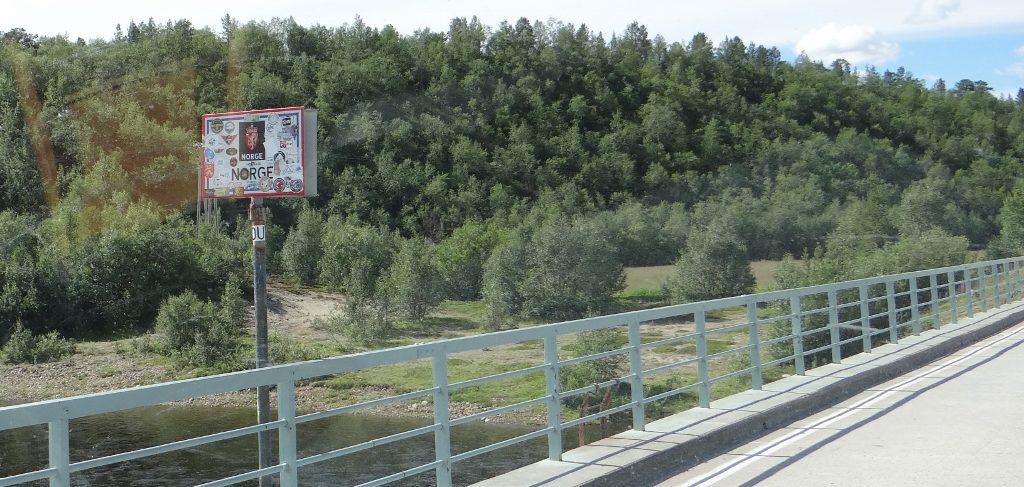 You're in Norway. No yellow-star circles to be seen at this border crossing!