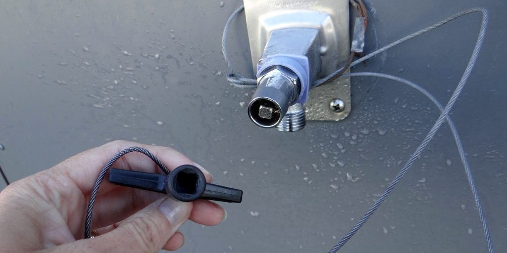 Many outdoor Norwegian water taps use a square key, but one is almost always attached