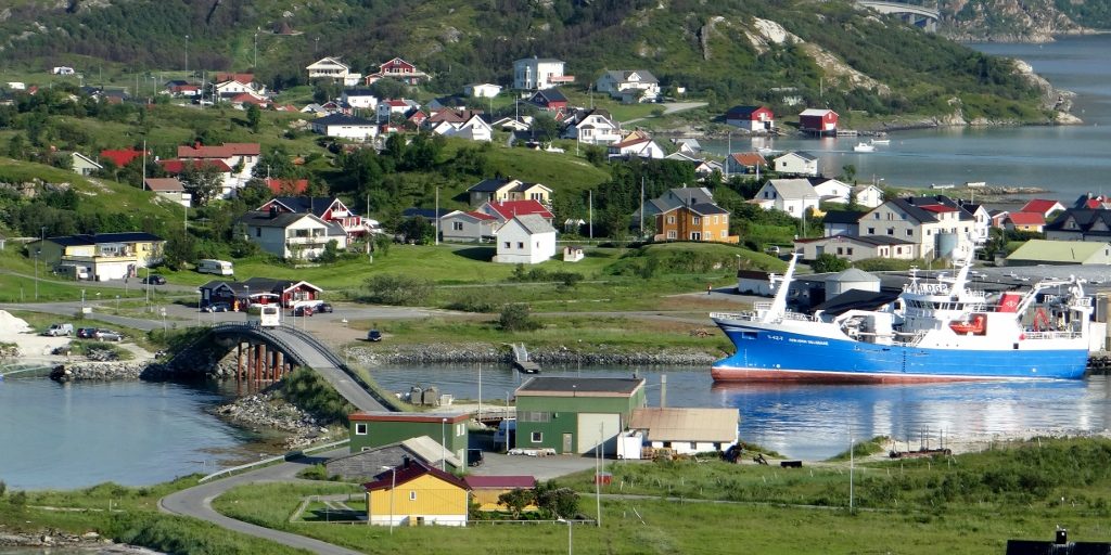 Fishing boat an anchor near Hillesøya bridge