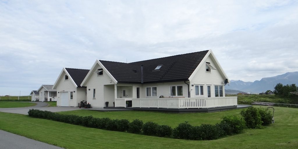 There are a mix of homes, holiday cottages, a hotel, fishing huts and us van-dwellers up here. Being somewhere so remote, I found it odd to see people mowing lawns and tending outside flower beds