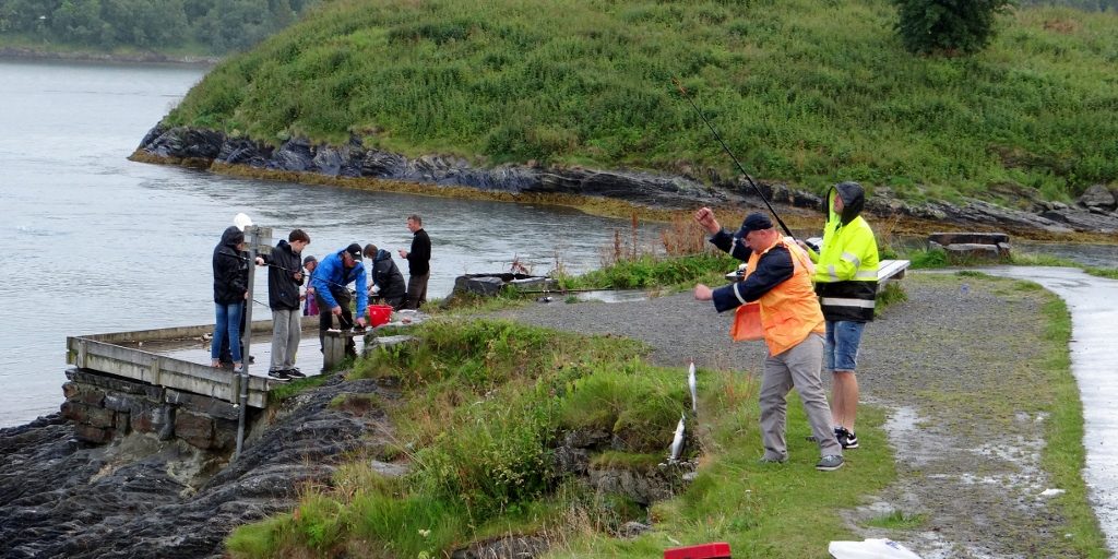 Note chap on orange, he's pulling in a multi-hook line with three fish attached - 3 in 1 - wow!