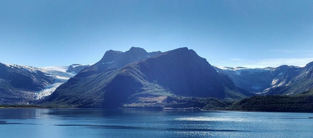 Views to the Svartisen Glacier to the East