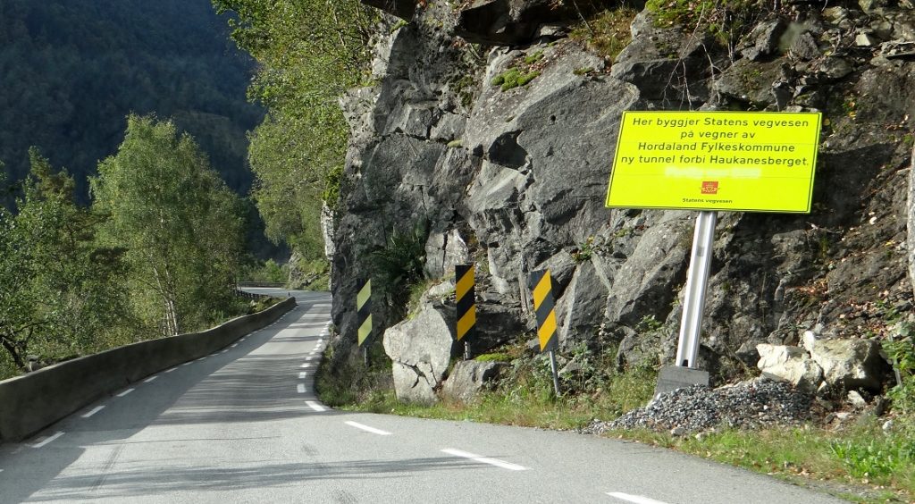 The Rv7 Hardanger tourist route, elbows in folks