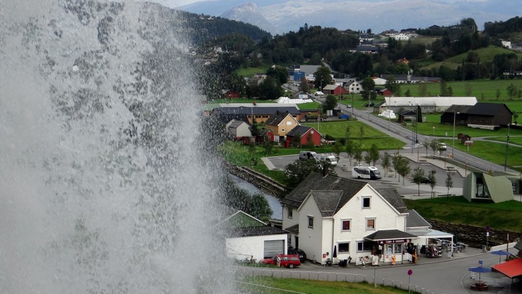 Free end-of-season motorhome parking in the car park at Steinsdalsfossen