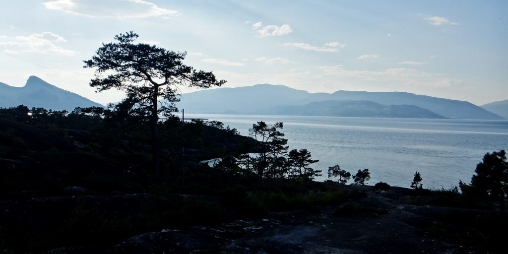 Around Jondal the Hardangerfjord's sides aren't too cliff-like. Where we slept the rocks smoothly dipped into the pure ocean, as though worked with a putty knife 