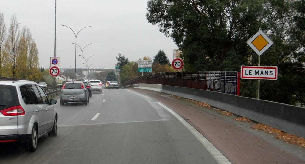 The non-toll roads are pretty much devoid of traffic. Even rolling through Rouen and Le Mans we weren't held up.