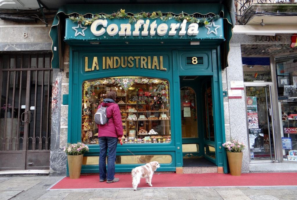 Ju's in training so made do with just a look in the sweet shops! We ate in town later, sampling a lovely menu del dia - a three course meal with a drink for a whole €12 each.