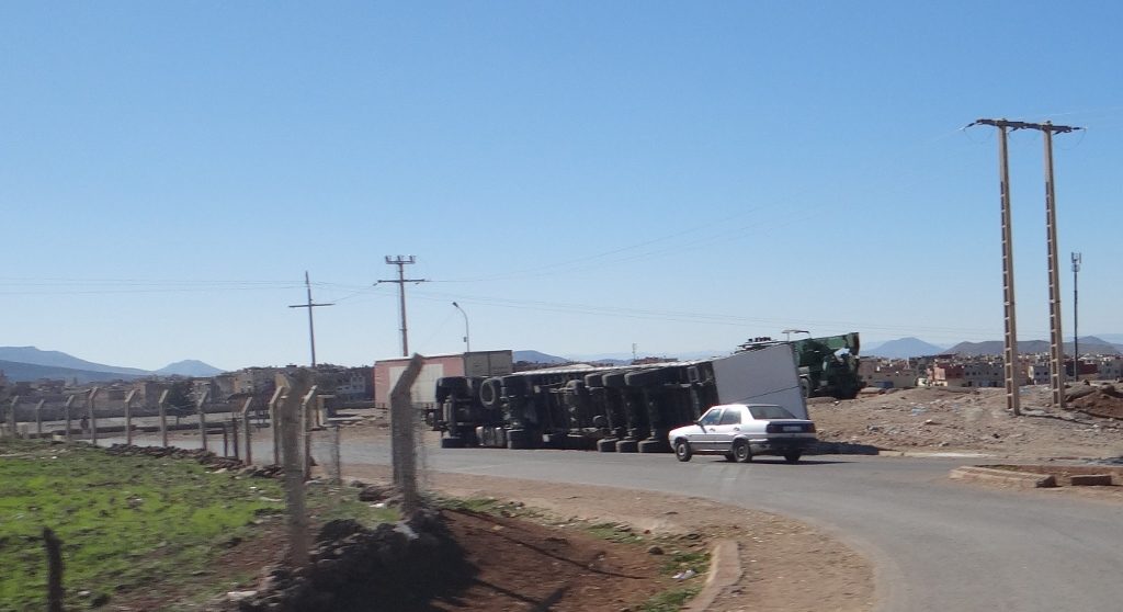 The stricken lorry at Azrou