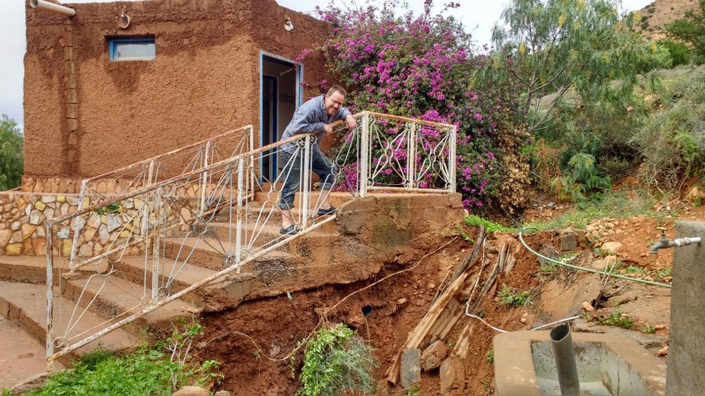 Sewage flowing via an air-channel into the soak away