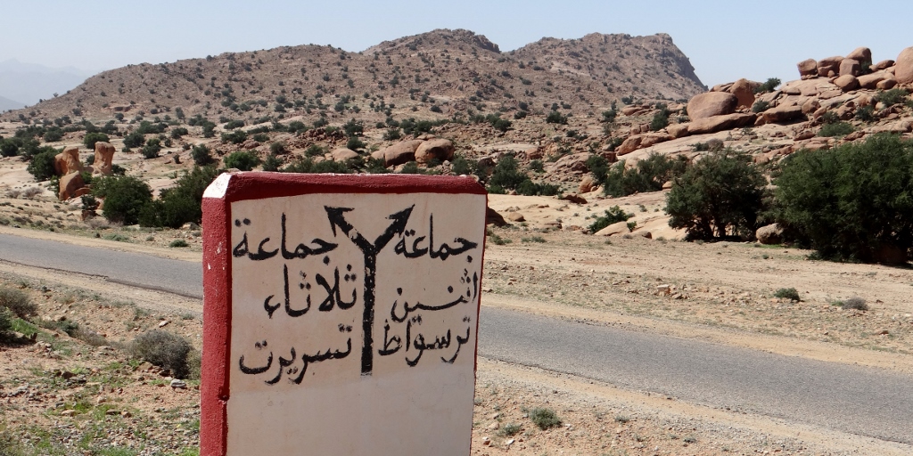Left to Ait Mansour, right to the painted rocks. Nope, my Arabic's not improving, there's a sign behind it in French...