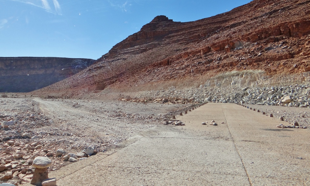 R107 diversion onto riverbed