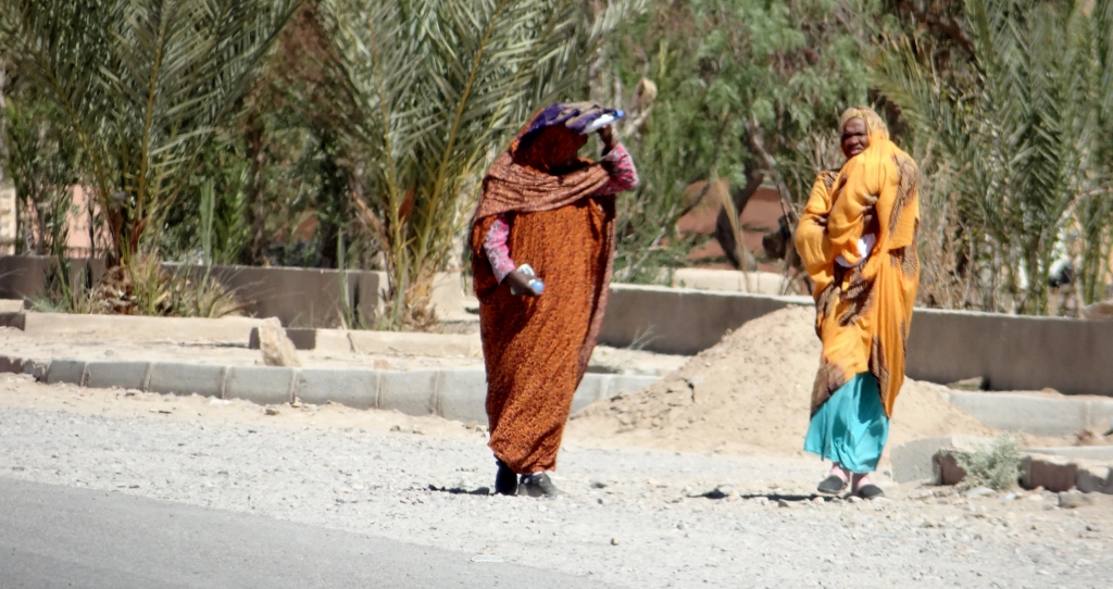 Another style of dress. This looks Saharan to me. There are many ethnic sub-Saharans in Tata who moved here to work the land and stayed.