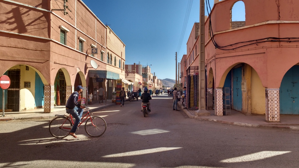 Tata, the pink town. Most of the streets have covered pavements, which makes a lot of sense under this punishing sun