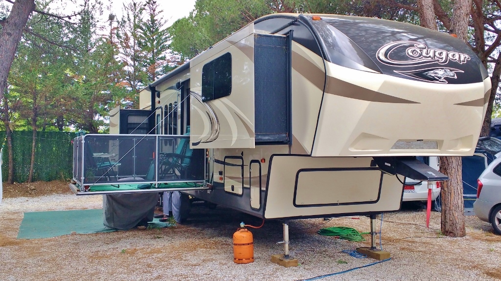 Fifth wheeler motorhome