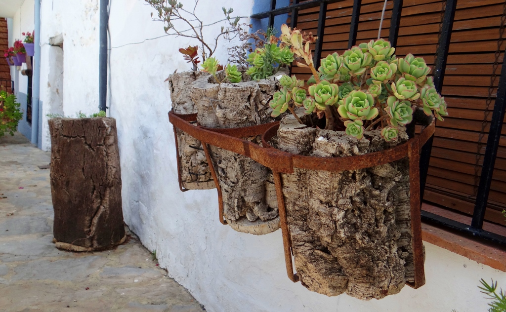 They're clever those cork-strippers (corkistes?) and can get the stuff off without breaking it