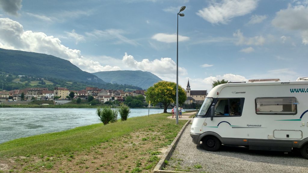 Mixed car and motorhome parking at  Seysell (Ain)
