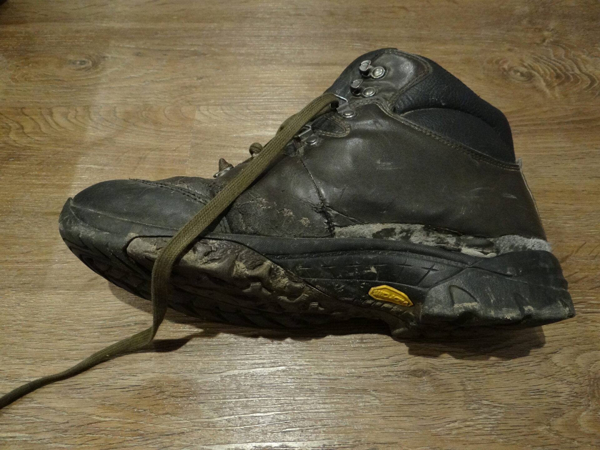 The right boot. OK, I admit it, it's had it.