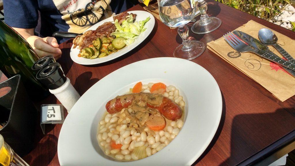 If you happen to be in Esvres-sur-Indre, we can highly recommend the lunch menu at O Bistro Quai. Friendly people, fast service, two, two course meals plus cheese for €25, pretty good eh?