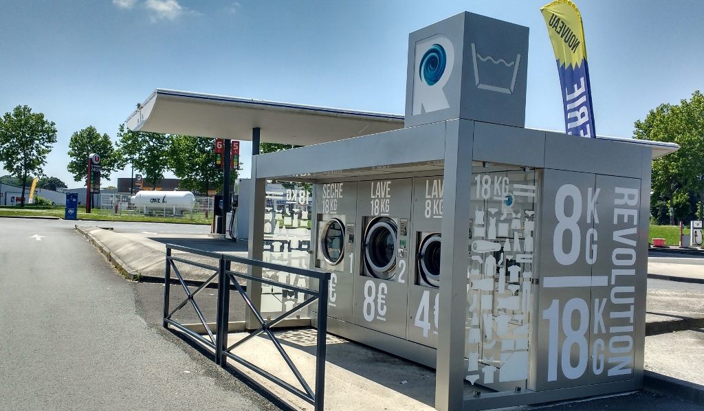 La Chatre Launderette with Flot Bleu Service point on the left